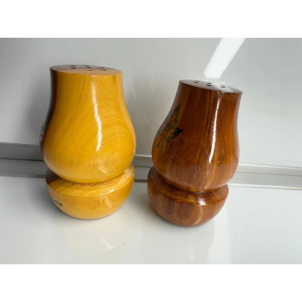 Vintage Wooden Salt Pepper Shakers Virginia Maple‎ Leaf Design Souvenir Kitchen